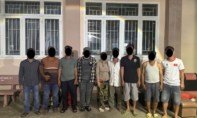 Công an kiểm tra một căn nhà, mời 7 người liên quan đến số tiền 5.574.000 đồng về trụ sở làm việc