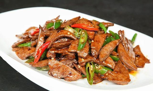 Người đàn ông suy gan cấp sau khi ăn gan lợn 