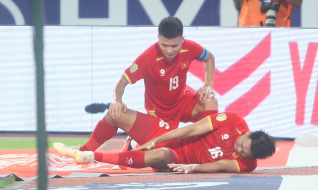 Quang Hải và hành động xứng tầm đội trưởng tuyển Việt Nam trên sân Mỹ Đình