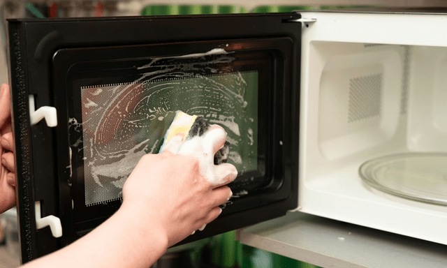 Lò vi sóng sạch như mới khi được vệ sinh bằng 2 thứ có sẵn trong bếp - không cần kỳ cọ vất vả