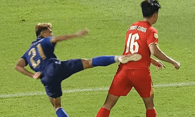 Vung chân đá thẳng vào người hậu vệ Việt Nam, cầu thủ Thái Lan vẫn lăn lộn đòi penalty