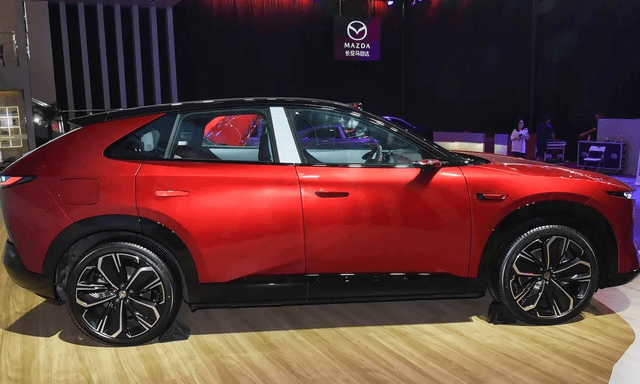 Mazda CX-6e 2026 ra mắt: Nâng cấp LiDAR, hỗ trợ lái tới 130 km/h, có cả bản EV và EREV