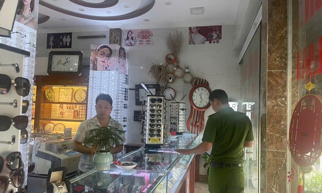 Kiểm tra cửa hàng đồng hồ, khởi tố ông chủ Nguyễn An Bình SN 1990