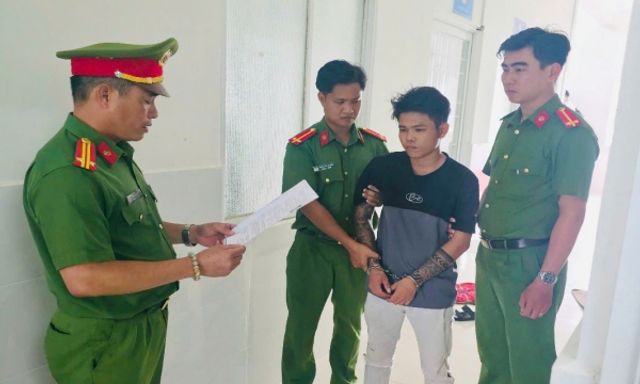 Công an bắt Ngô Hy Vọng SN 2008