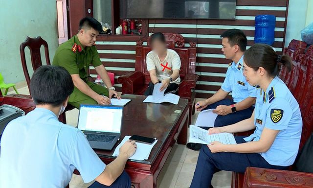 Kiểm tra nhà người phụ nữ 37 tuổi, công an phát hiện 1,3 tấn nội tạng, chân gà