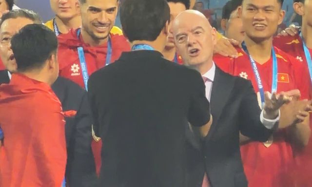Chủ tịch FIFA lộ biểu cảm thú vị khi chúc mừng ĐTVN, HLV Kim Sang-sik đề nghị ngay một điều đặc biệt