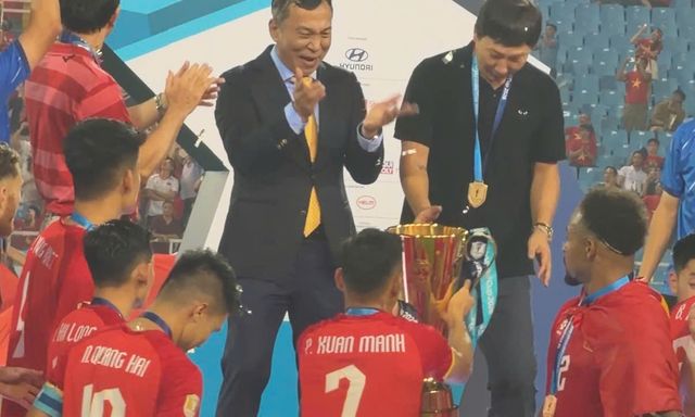 Xuân Mạnh có hành động cực tinh tế với HLV Kim Sang-sik khi ăn mừng, được chủ tịch VFF tán thưởng