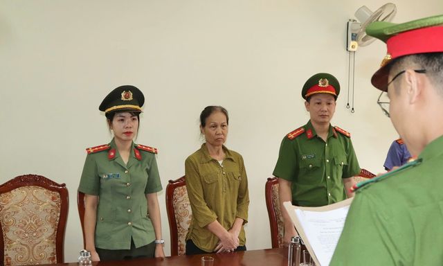 Ra quyết định khởi tố người phụ nữ làm bánh cuốn Tưởng Thị Hoè SN 1960