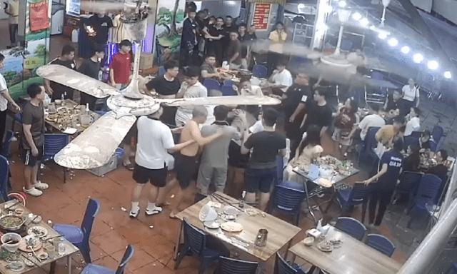 Trêu ghẹo bạn gái bất thành, đánh bạn trai: Hai đối tượng khai nguồn cơn 