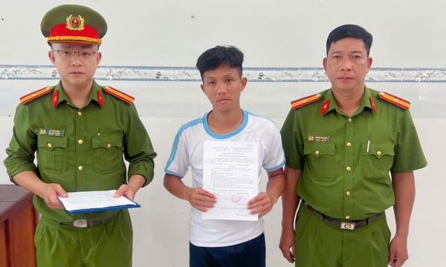 Công an kiểm tra một căn nhà, bắt tạm giam chủ nhà Phan Thanh Vũ SN 1991