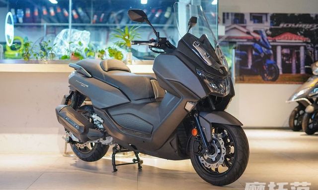 SYM MaxSym 400 gây chú ý với động cơ 400cc, cốp rộng hơn Honda Lead