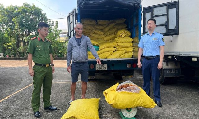 Chặn xe tải lúc 17 giờ, công an kiểm tra tài xế Giang Văn Tuấn SN 1994