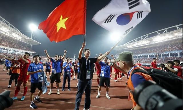 Báo Trung Quốc: “HLV Kim Sang-sik mở ra kỷ nguyên vinh quang mới cho bóng đá Việt Nam”
