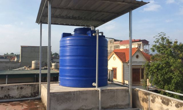 Nên để bồn nước trong nhà hay ngoài trời?