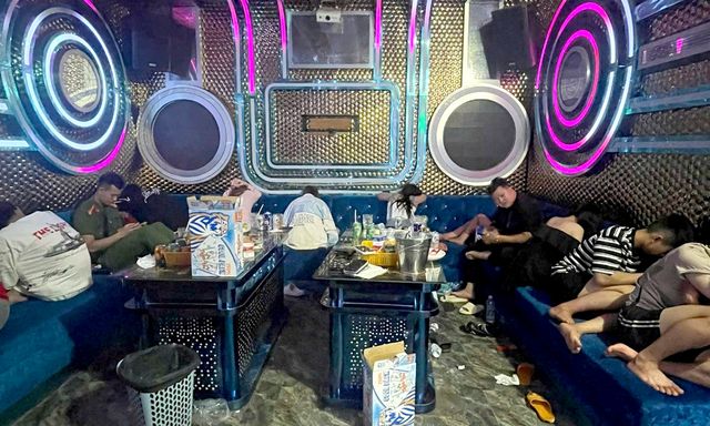 Công an kiểm tra quán karaoke Quang Râu lúc 23 giờ 
