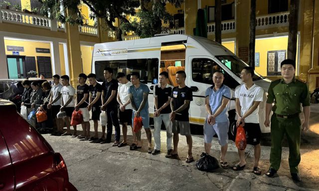 Công an Hưng Yên kiểm tra các quán karaoke, bắt khẩn cấp 4 môi giới