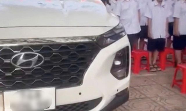 Ô tô đỗ chình ình cạnh nơi học sinh đang chào cờ ở Quảng Ninh: Là xe của hiệu phó, nhà trường nói gì?