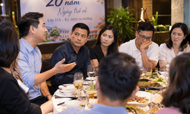 Họp lớp, nhóm thu nhập cao ngồi riêng 1 bàn, lời đề nghị của bạn học khiến cả tất cả 