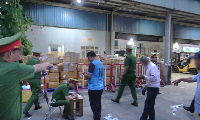 Công an kiểm tra nhiều nhân viên tại sân bay ngay trong giờ làm việc