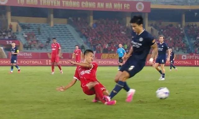 Người hùng AFF Cup dính chấn thương, tập tễnh rời sân sau cú đạp của Đoàn Văn Hậu