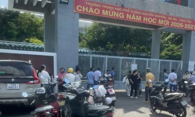 Đi họp phụ huynh, hàng chục người không được vào trường: Hiệu trưởng giải thích, nhiều người không đồng tình