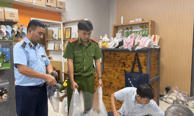 Ra quyết định khởi tố chủ shop giày dép Tạ Thị Ngân SN 1990