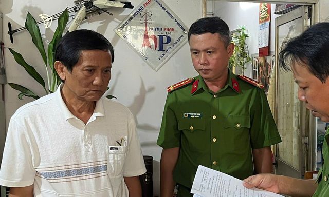 Thi hành lệnh bắt tạm giam cán bộ kỹ thuật Huỳnh Hoàng Việt 68 tuổi