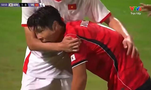 Cầu thủ Hàn Quốc bất ngờ cắn vào tay hậu vệ U23 Việt Nam