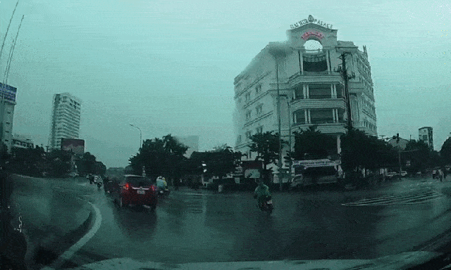 Tia sét tóe lửa đánh trúng người phụ nữ đi xe máy ở Nghệ An: Tình trạng nạn nhân