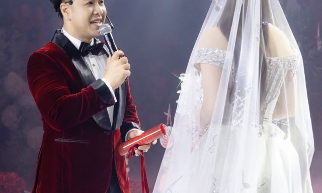 Akira Phan bật khóc cám ơn vợ: 
