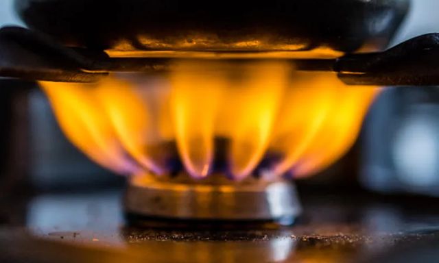 Vì sao lửa bếp gas bỗng chuyển màu cam? Có 1 nguyên nhân không nên xem nhẹ