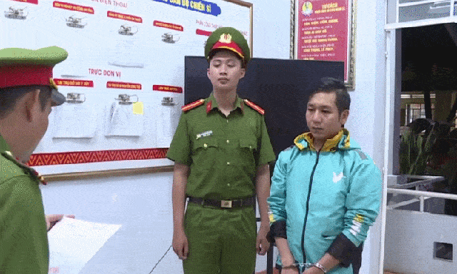 Giây phút bắt tạm giam đồng thời Hoàng Đức Hà SN 1993 và Lý Thị Thu Vân SN 1988