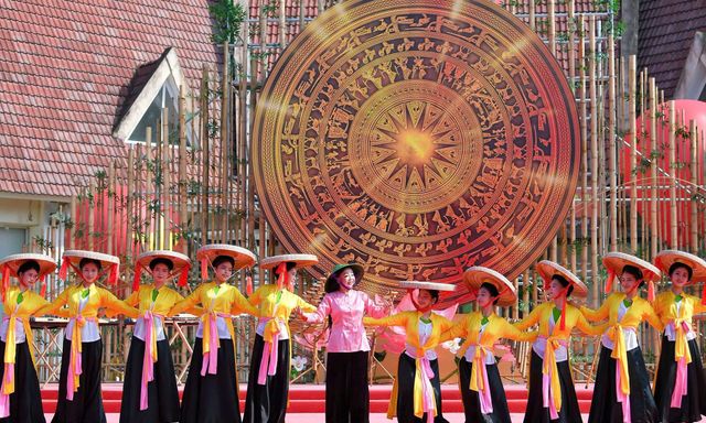 Đạo diễn Vạn Nguyễn đưa văn hóa Việt lên sân khấu bằng ngôn ngữ đương đại
