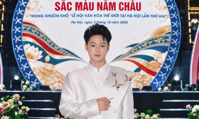 Người mẫu 16 tuổi Lê Tiến Đạt trình diễn áo dài ở Quảng trường Đông Kinh Nghĩa Thục
