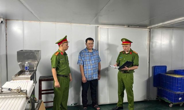 Bắt tạm giam giám đốc Nguyễn Thế Vinh, khám xét khẩn cấp cơ sở sản xuất của công ty