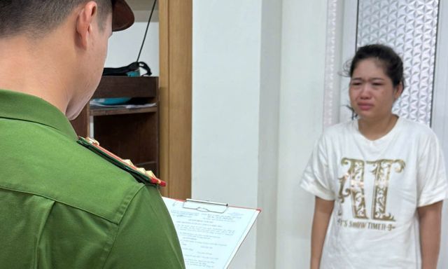 Công an chặn xe máy kiểm tra, phát hiện thứ bất thường trong khẩu trang của một phụ nữ