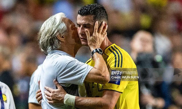 HLV Bồ Đào Nha lạnh lùng đáp lại Ronaldo