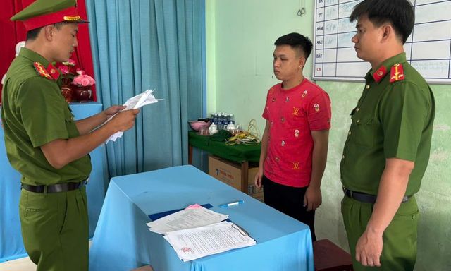 Công an kiểm tra lúc 7 giờ 30 phút: Bắt 2 nam thanh niên cùng SN 2005