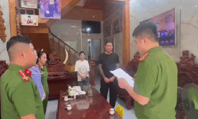 Thi hành lệnh khám xét chỗ ở, bắt tạm giam đối tượng làm phim ngắn Lê Thế Hưng SN 1985