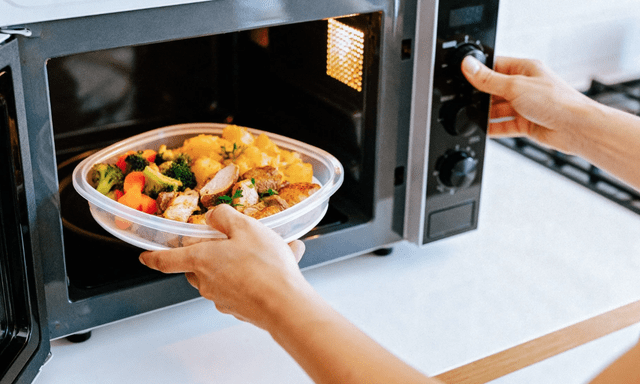 Lời khuyên cho những gia đình đang dùng lò vi sóng để hâm nóng thức ăn