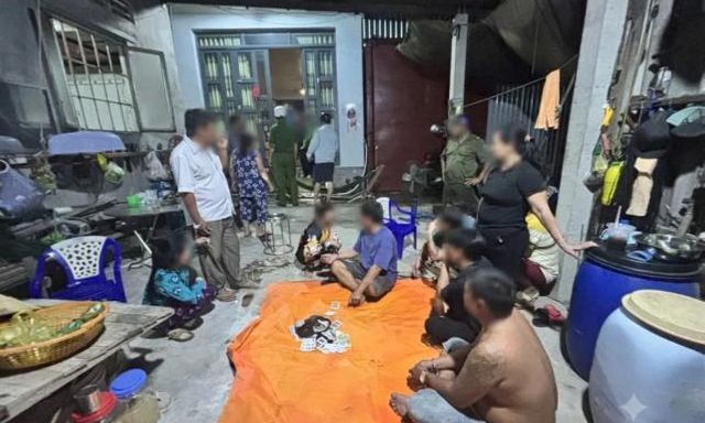 Kiểm tra một căn nhà lúc 22 giờ, công an bắt quả tang Nguyễn Thị Kim H. 52 tuổi và 9 người 