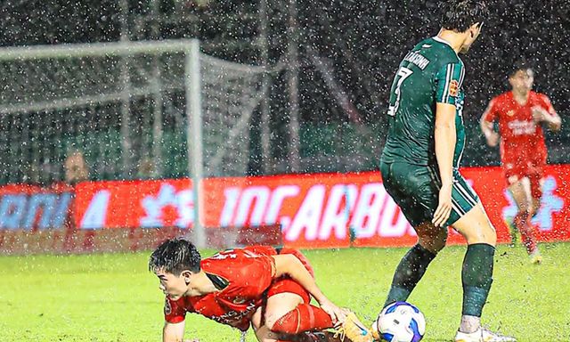 Không rút thẻ đỏ với cầu thủ đá xấu Đình Bắc, trọng tài FIFA đối mặt nguy cơ bị treo còi