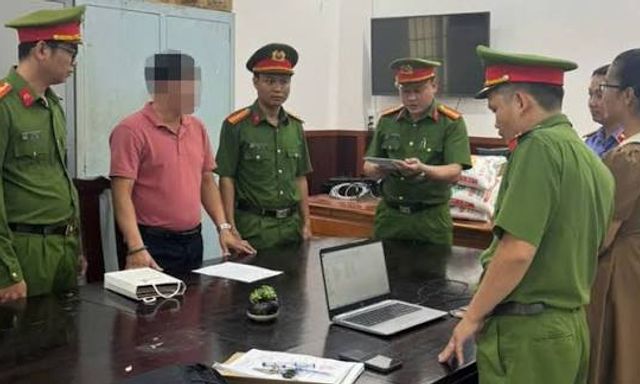 Thi hành lệnh bắt tạm giam cựu nhân viên ngân hàng Trần Văn Trạng 47 tuổi