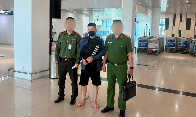 Công an áp giải đối tượng Nguyễn Văn Mạnh SN 1992 về Việt Nam