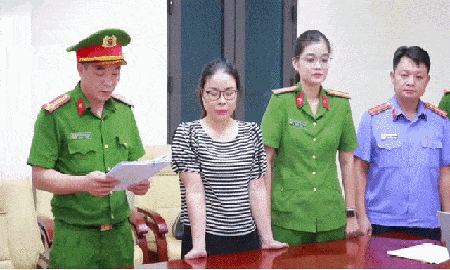 Giây phút khám xét chỗ ở, bắt tạm giam nguyên kế toán Đặng Thị Lý SN 1981