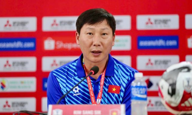 Thực hư việc HLV Kim Sang-sik gặp “mối đe doạ” từ HLV Nhật Bản