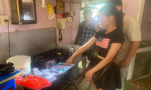 Kiểm tra căn nhà lúc 11 giờ, công an bắt khẩn cấp cô gái sinh năm 1998