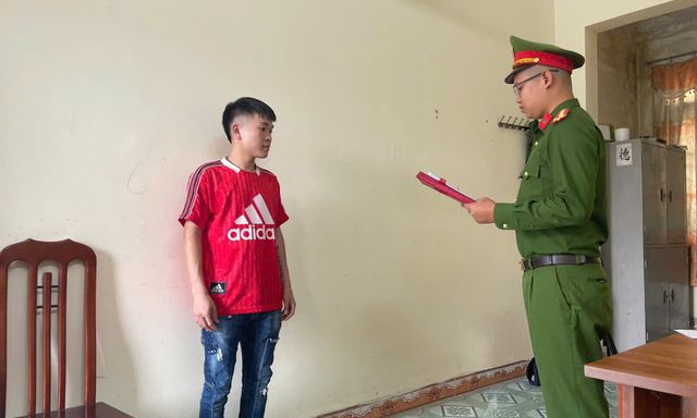 Công an bất ngờ kiểm tra cửa hàng Dương Dolce, khởi tố Nguyễn Văn Dương SN 2000
