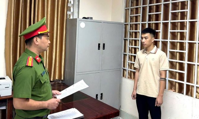 Công an bất ngờ kiểm tra cửa hàng lúc 10h30, khởi tố Nguyễn Văn Duy SN 2000