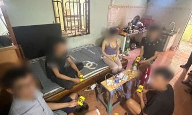 Khám xét khẩn cấp xưởng kính lúc 10 giờ 05 phút: Công an bắt giữ 5 nam nữ